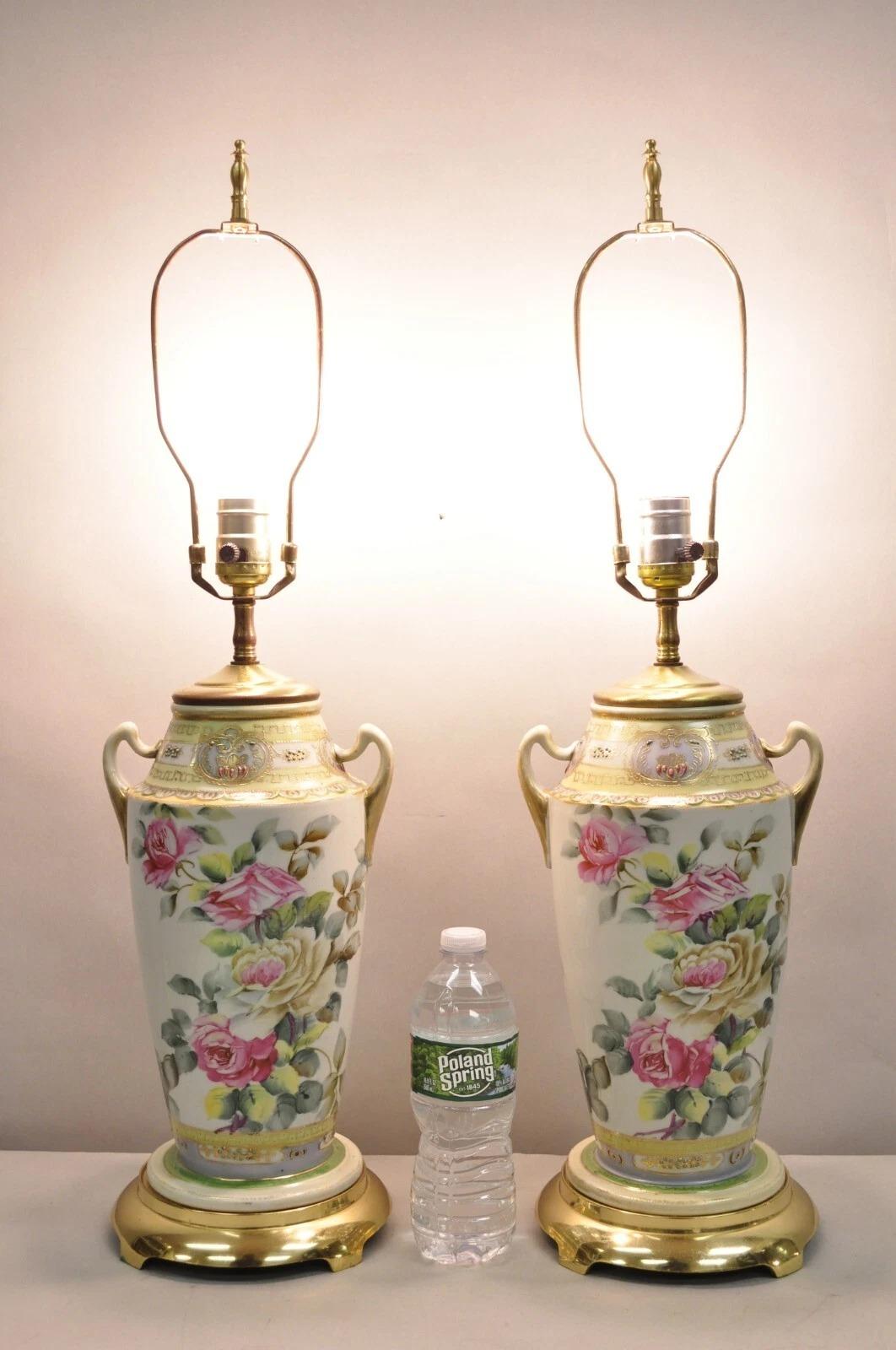 Ancienne paire de lampes de table Jardiniere en porcelaine rose peinte à la main, de style victorien. Circa Early 20th Century. Dimensions : 27