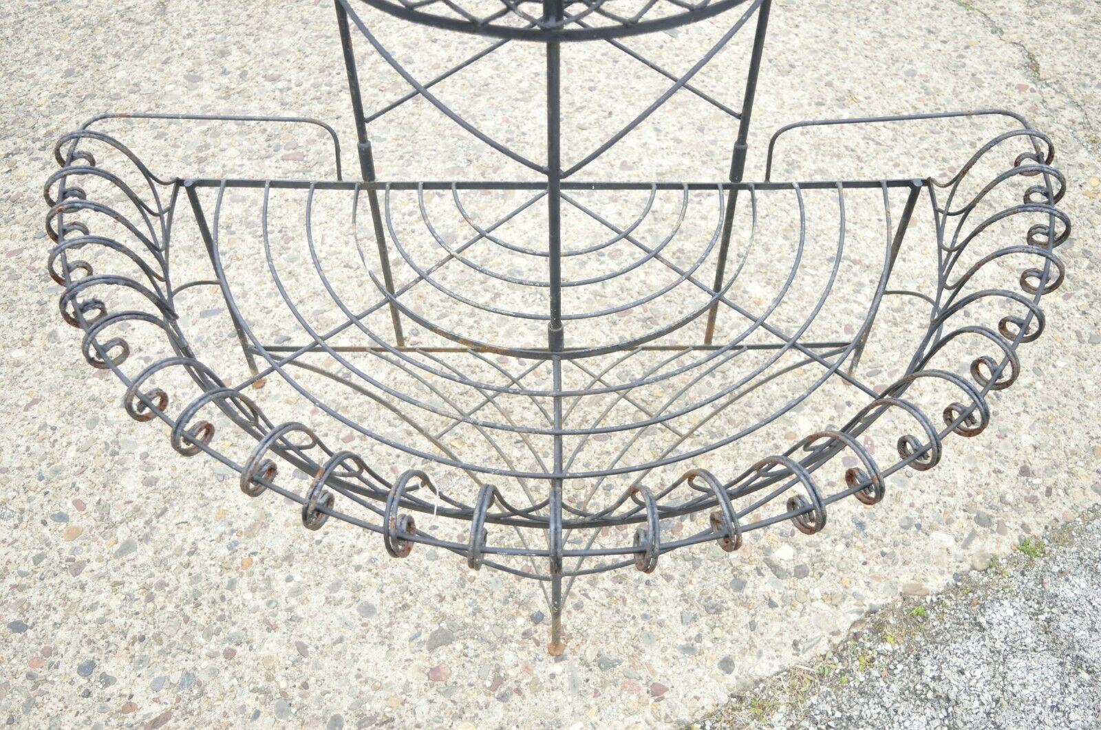 Français Ancienne jardinière demilune à 3 étages en fer métallique à volutes de style victorien français en vente