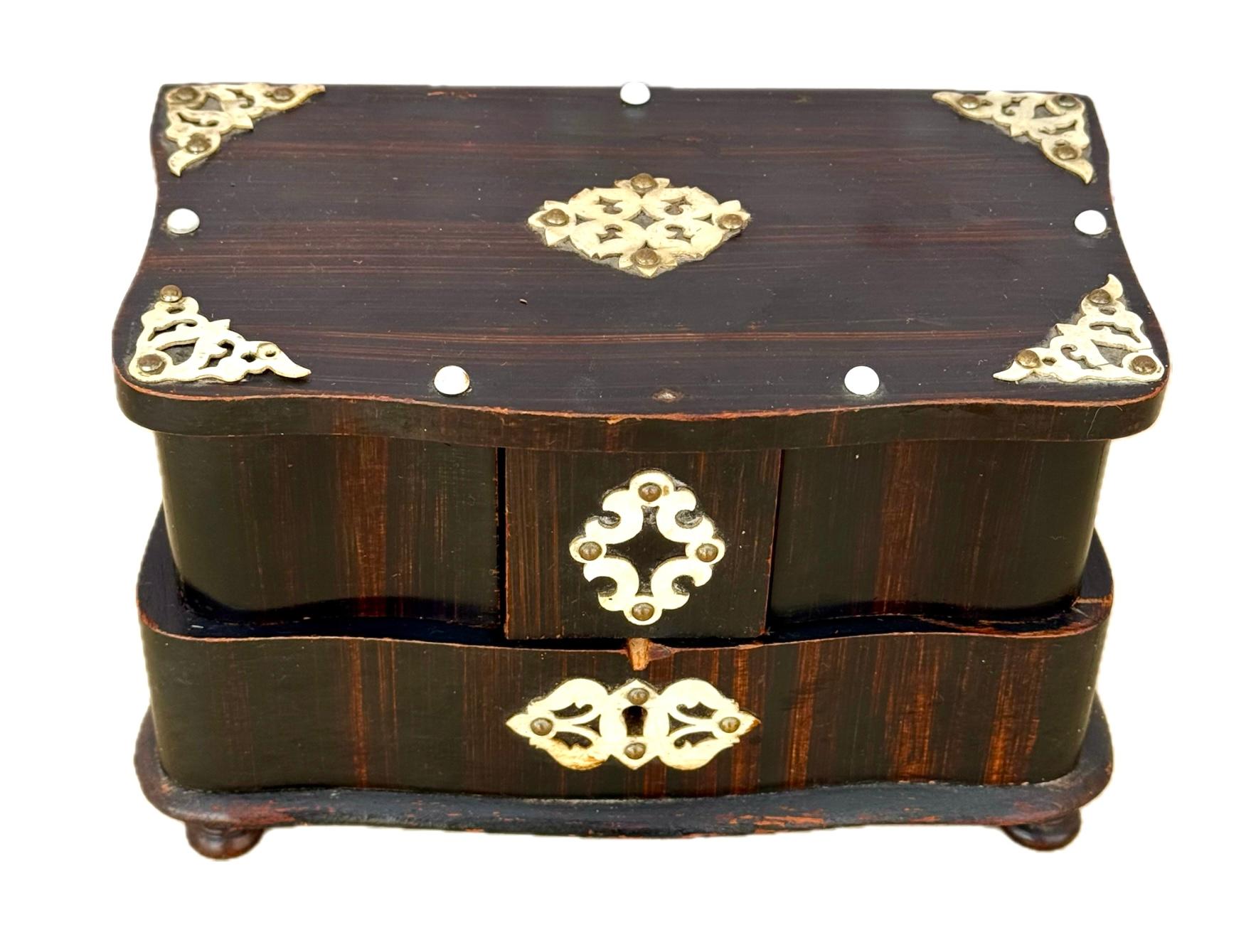 Caja relicario para joyas Victoriana Antique French Victoriano en venta