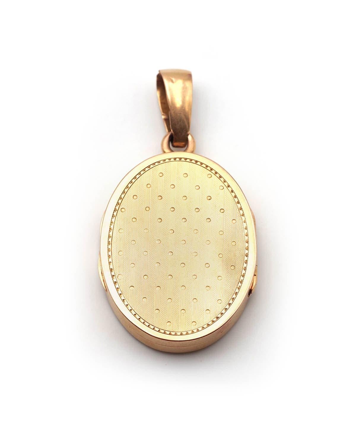 Pendentif en forme de médaillon victorien en or rose et jaune 18 carats. Important pendentif réalisé selon la technique du repercé, qui consiste à ajourer des plaques d'or à l'aide d'un bocfil pour créer des motifs d'une grande finesse. Rouleaux et