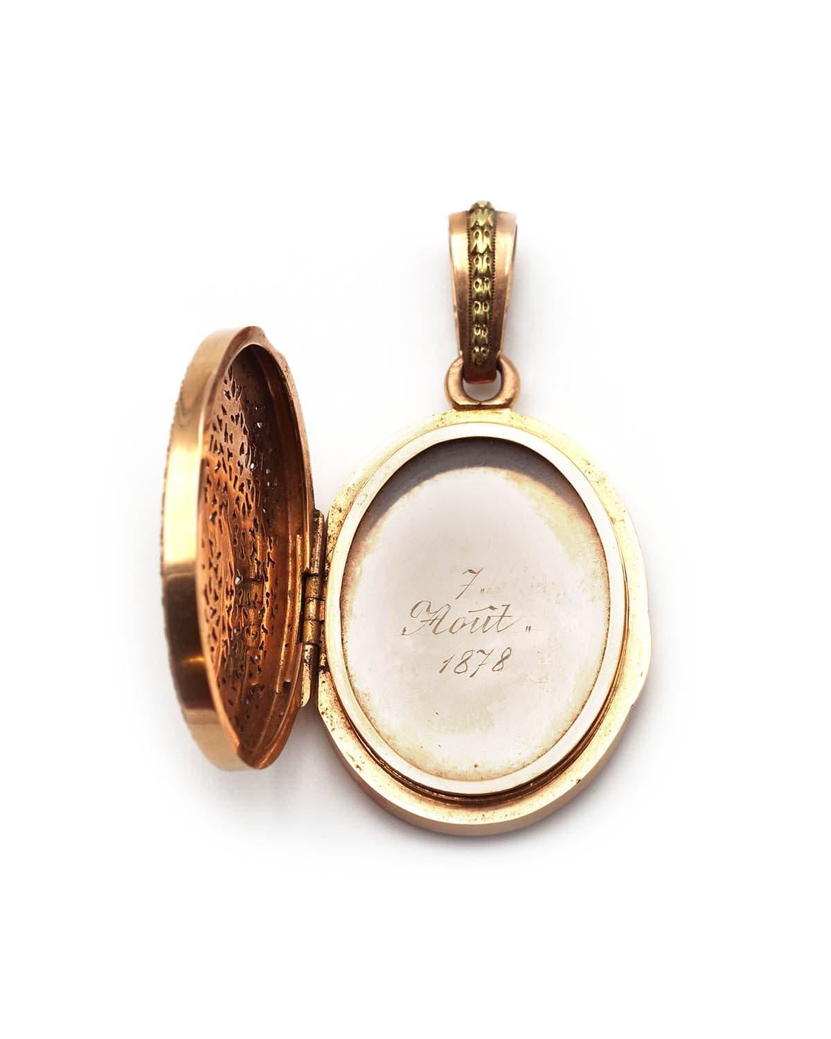Victorien tardif Antique French Victorian locket with scrolls and openwork, Pendentif en forme de médaillon en vente