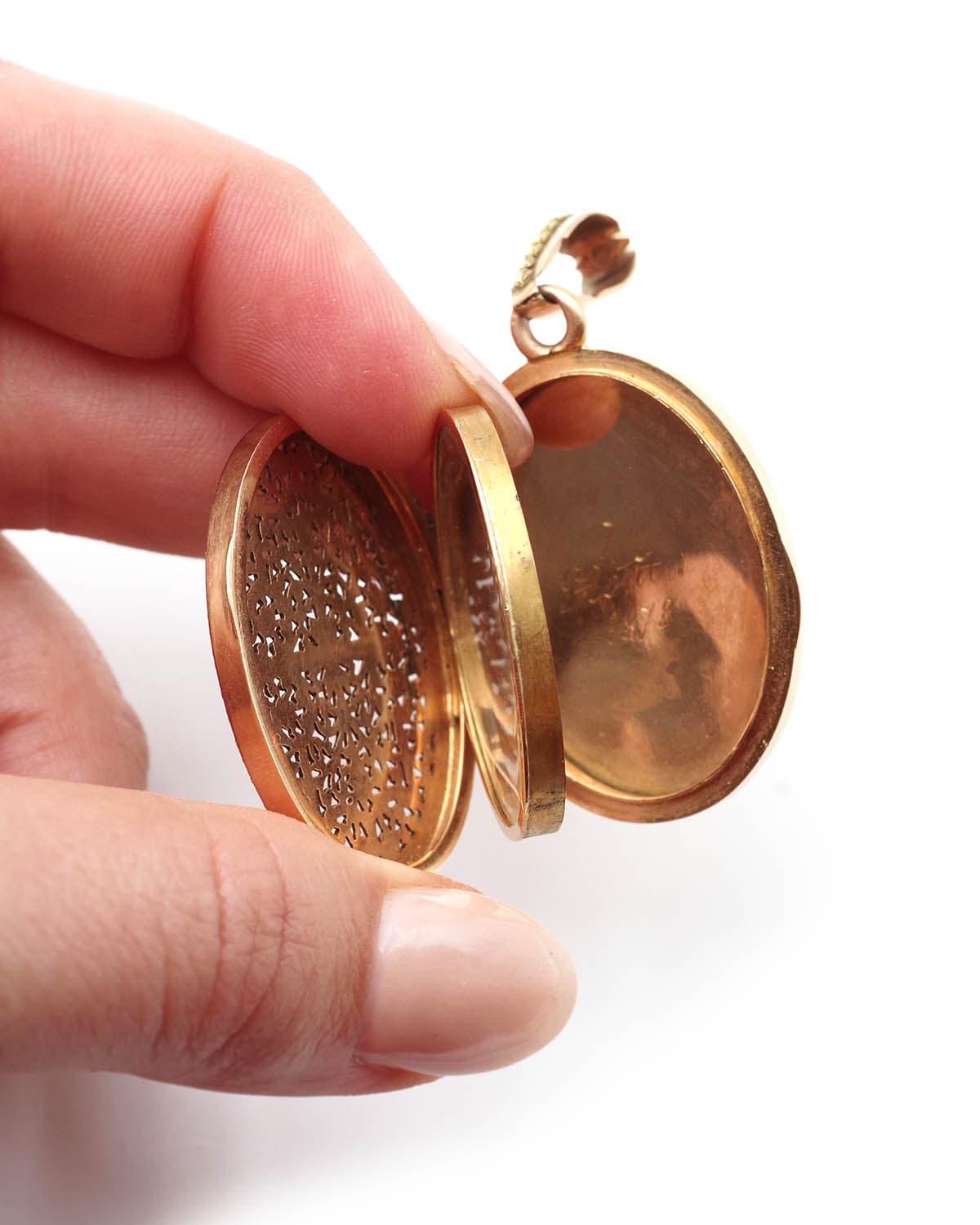Antique French Victorian locket with scrolls and openwork, Pendentif en forme de médaillon Bon état - En vente à PARIS, FR