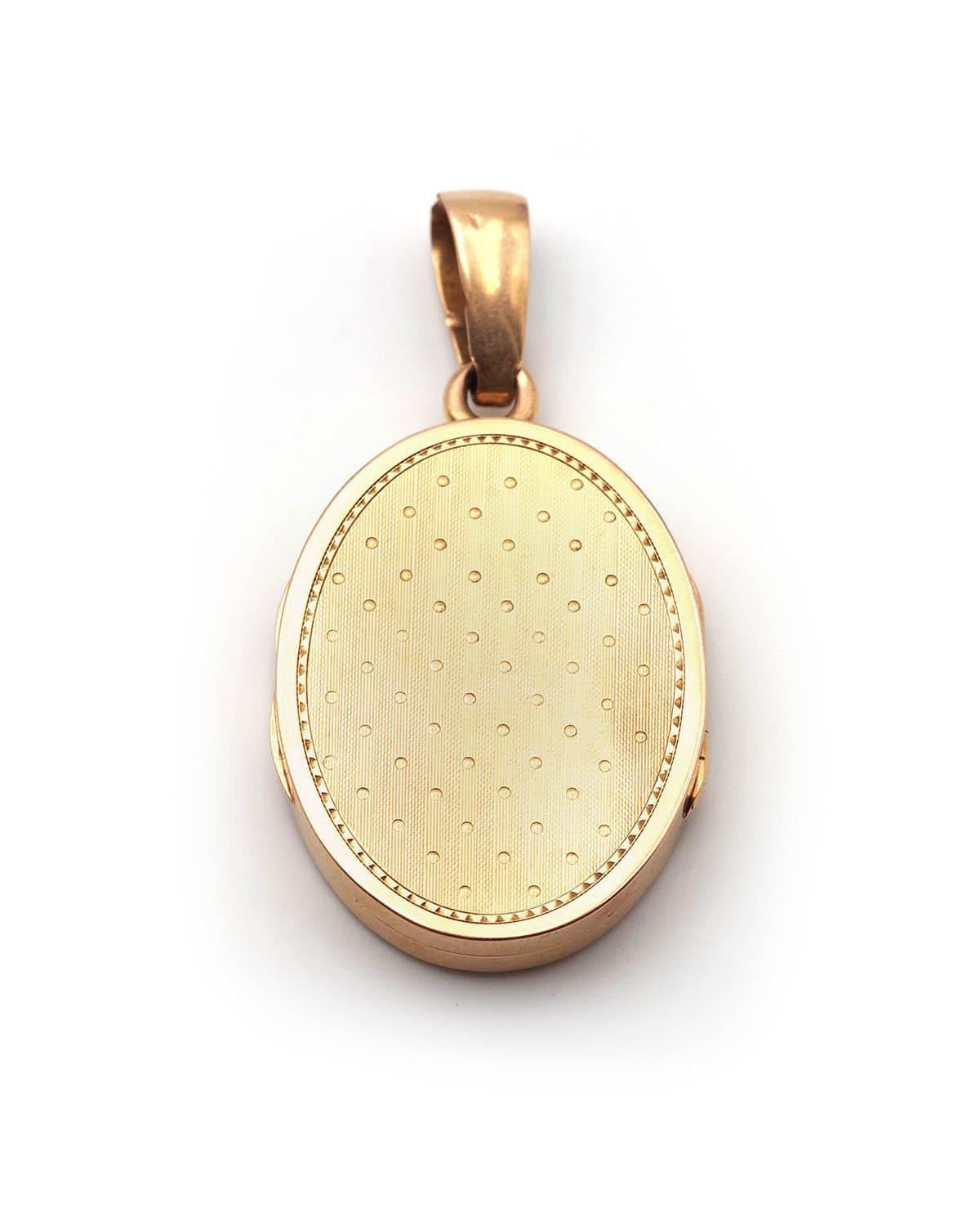 Antique French Victorian locket with scrolls and openwork, Pendentif en forme de médaillon Pour femmes en vente