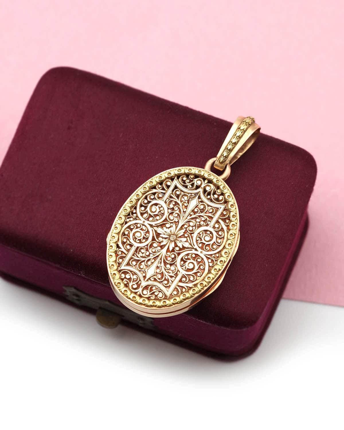 Antique French Victorian locket with scrolls and openwork, Pendentif en forme de médaillon en vente 1