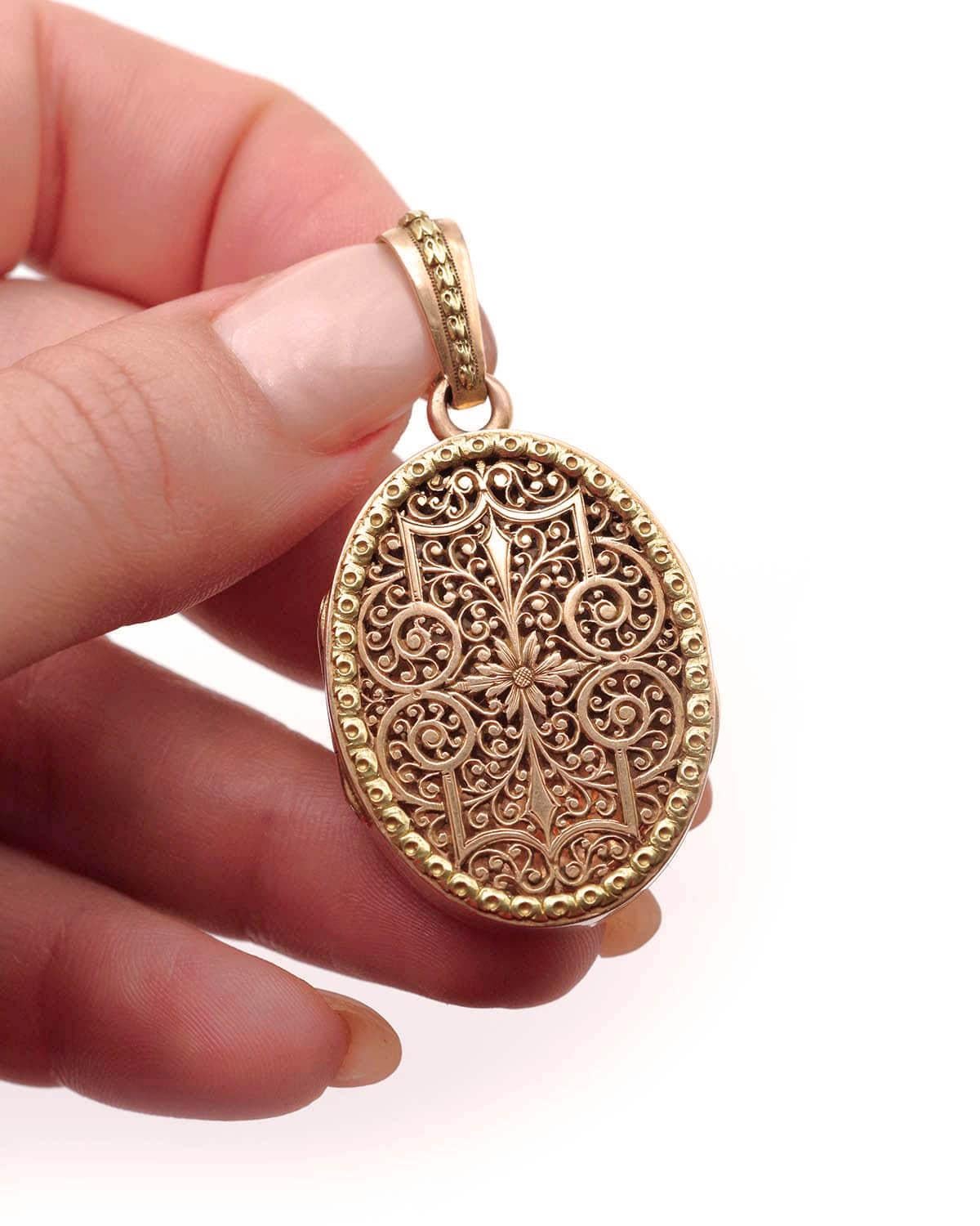 Antique French Victorian locket with scrolls and openwork, Pendentif en forme de médaillon en vente 2