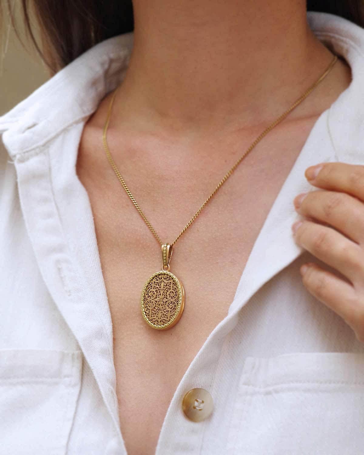 Antique French Victorian locket with scrolls and openwork, Pendentif en forme de médaillon en vente 3