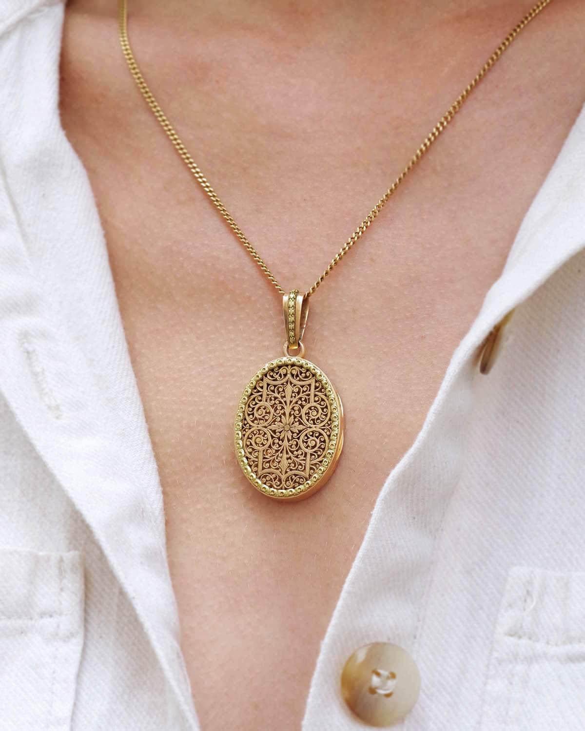Antique French Victorian locket with scrolls and openwork, Pendentif en forme de médaillon en vente 4