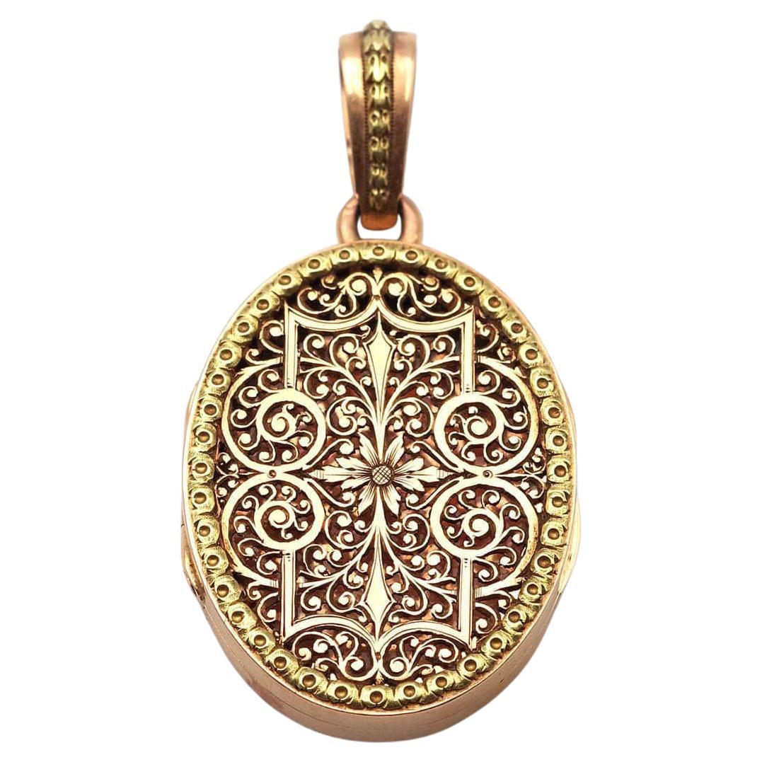 Antique French Victorian locket with scrolls and openwork, Pendentif en forme de médaillon en vente