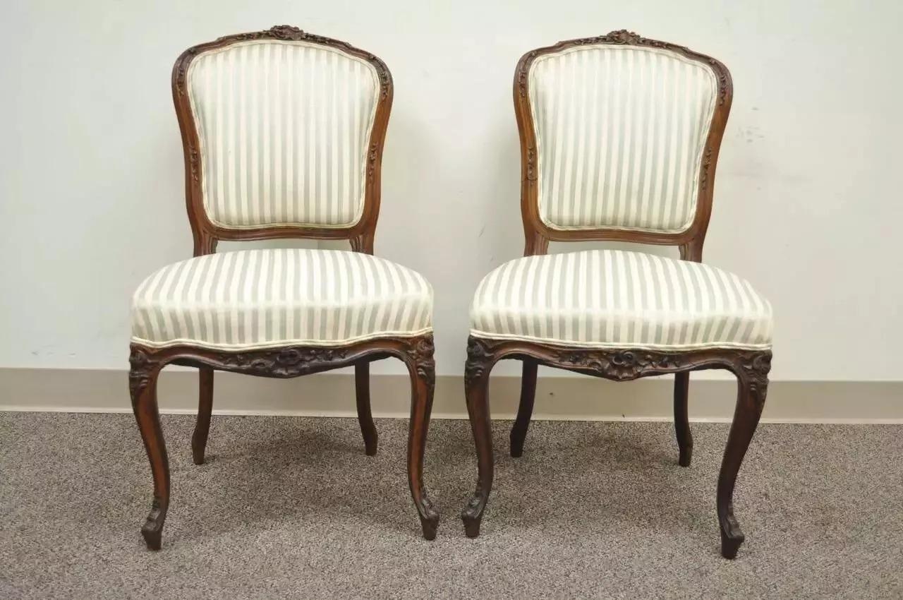 Anciennes chaises d'appoint en noyer sculpté de style Victorien Louis XV - une paire. Cette pièce se caractérise par des pieds cabriole sculptés, de lourds cadres floraux en noyer massif, et une forme Louis XV classique et élégante. Vers la fin du