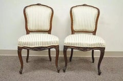 Paire de chaises d'appoint anciennes en noyer sculpté de style Victorien Louis XV français