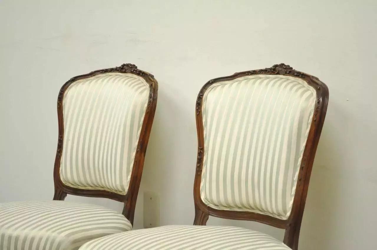 Inconnu Paire de chaises d'appoint anciennes en noyer sculpté de style Victorien Louis XV français en vente