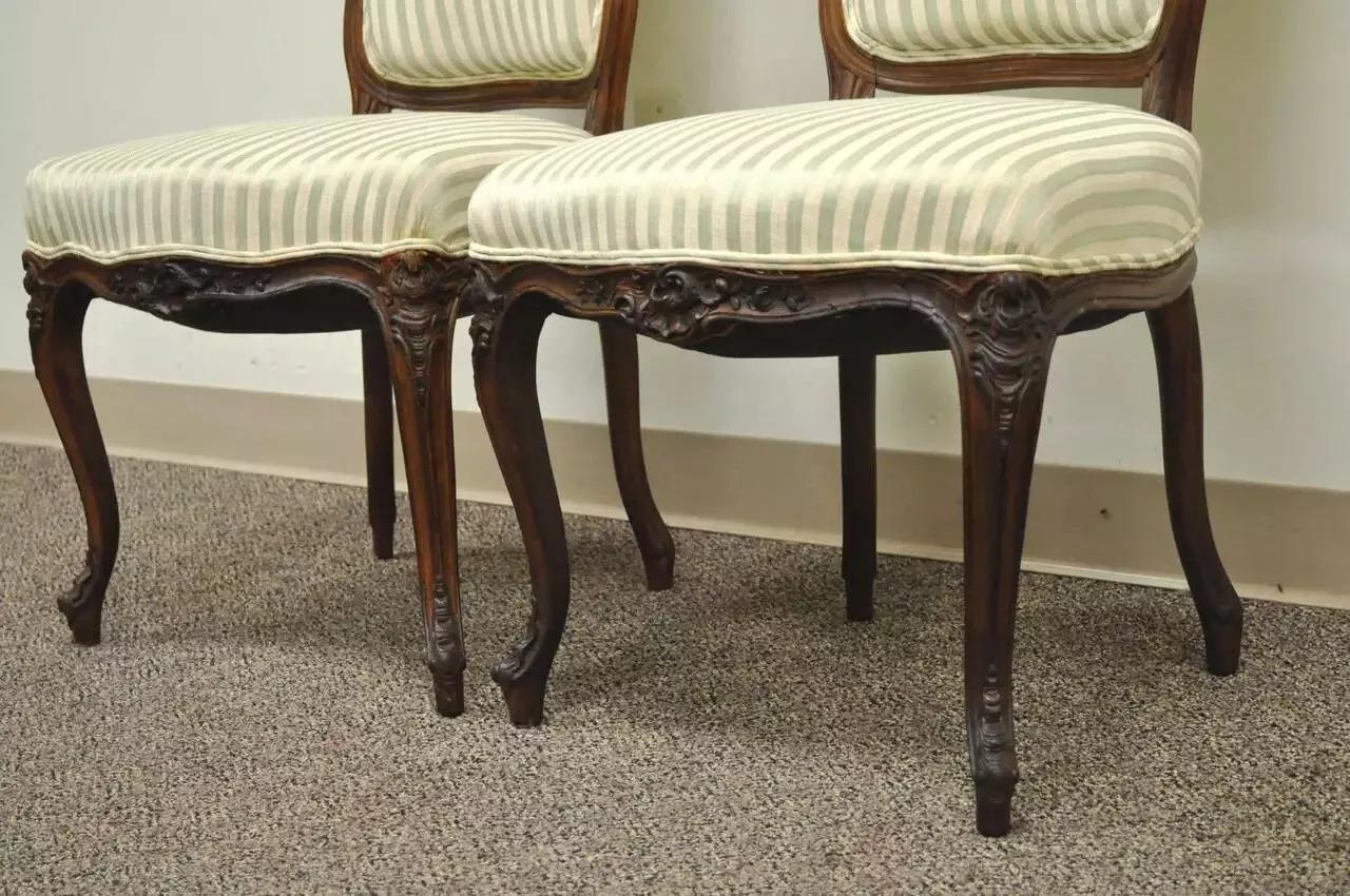 Paire de chaises d'appoint anciennes en noyer sculpté de style Victorien Louis XV français Bon état - En vente à Philadelphia, PA