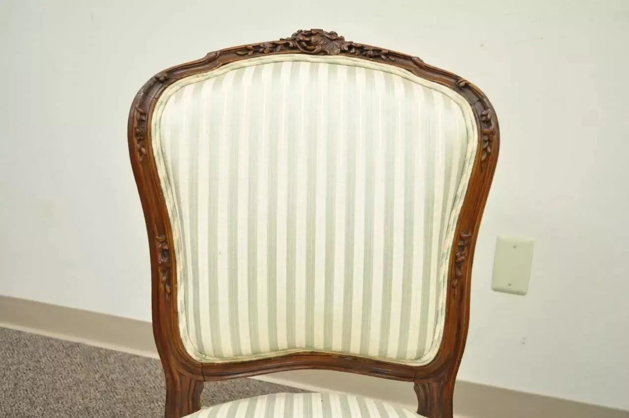 XIXe siècle Paire de chaises d'appoint anciennes en noyer sculpté de style Victorien Louis XV français en vente