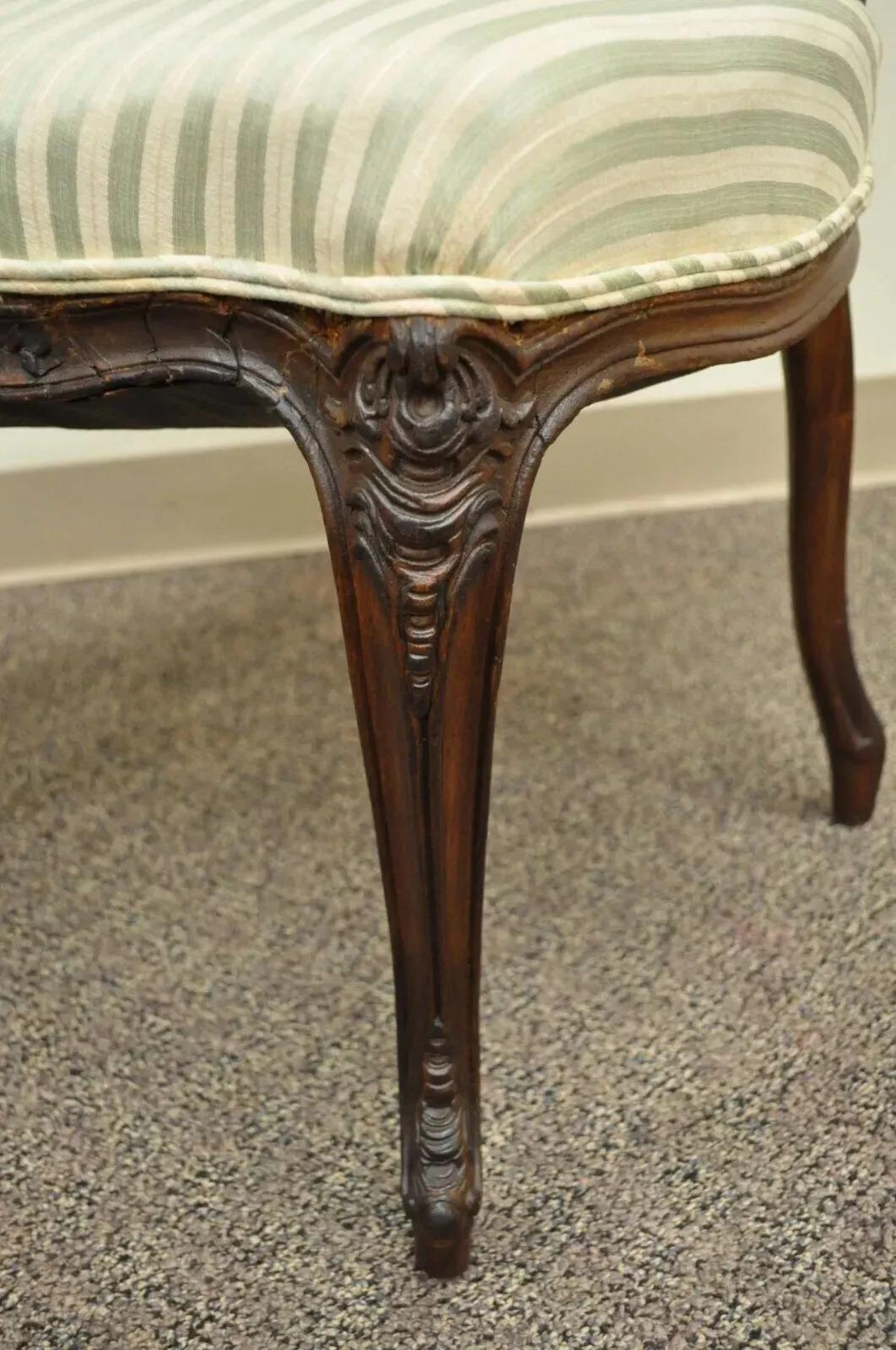 Noyer Paire de chaises d'appoint anciennes en noyer sculpté de style Victorien Louis XV français en vente