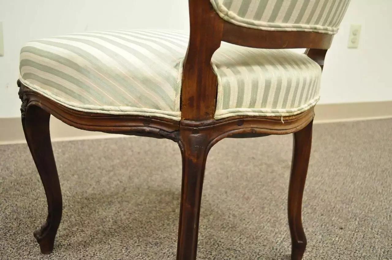 Paire de chaises d'appoint anciennes en noyer sculpté de style Victorien Louis XV français en vente 1