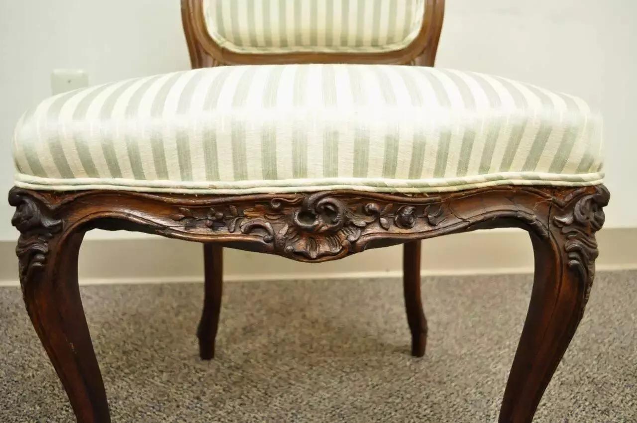 Paire de chaises d'appoint anciennes en noyer sculpté de style Victorien Louis XV français en vente 2