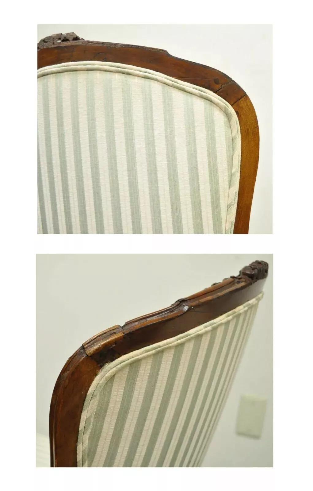 Paire de chaises d'appoint anciennes en noyer sculpté de style Victorien Louis XV français en vente 3