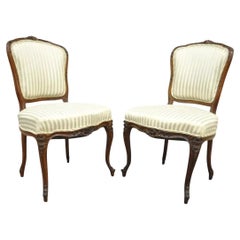 Paire de chaises d'appoint anciennes en noyer sculpté de style Victorien Louis XV français