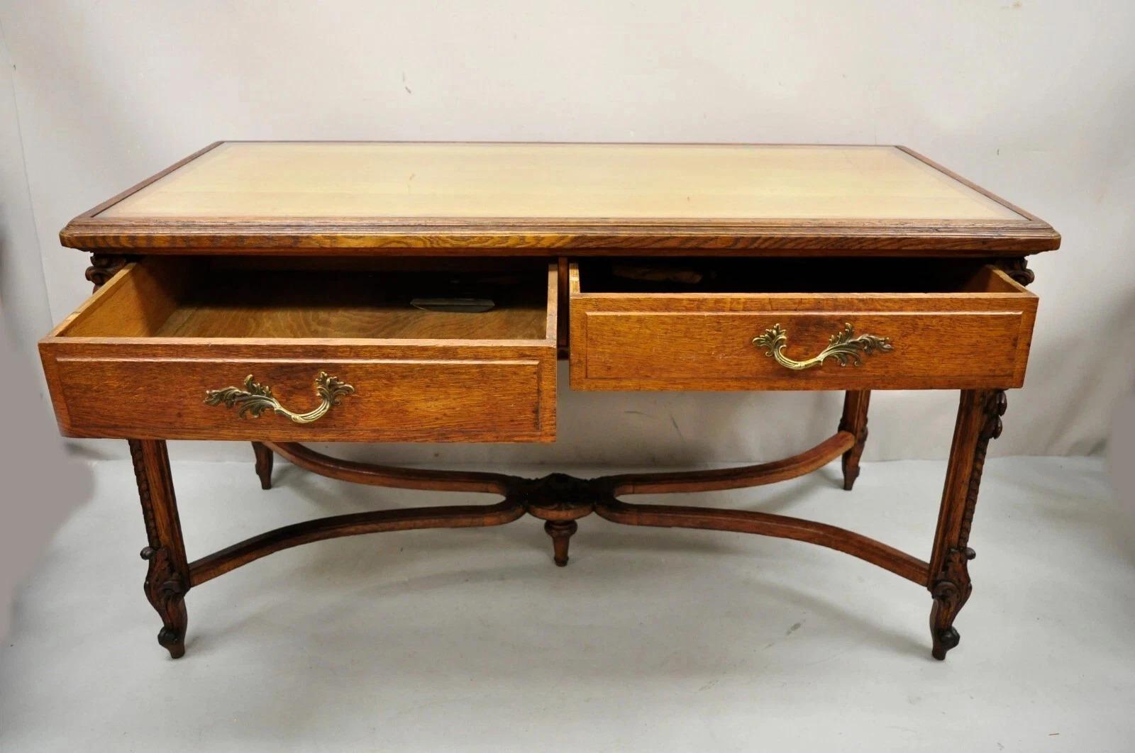 Inviaci un messaggio con il tuo codice postale per richiedere un preventivo per la spedizione negli Stati Uniti.

Antique French Victorian Louis XV Style Oak 2 Drawer Writing Desk Console Table. L'articolo presenta un piano in vetro incassato, base