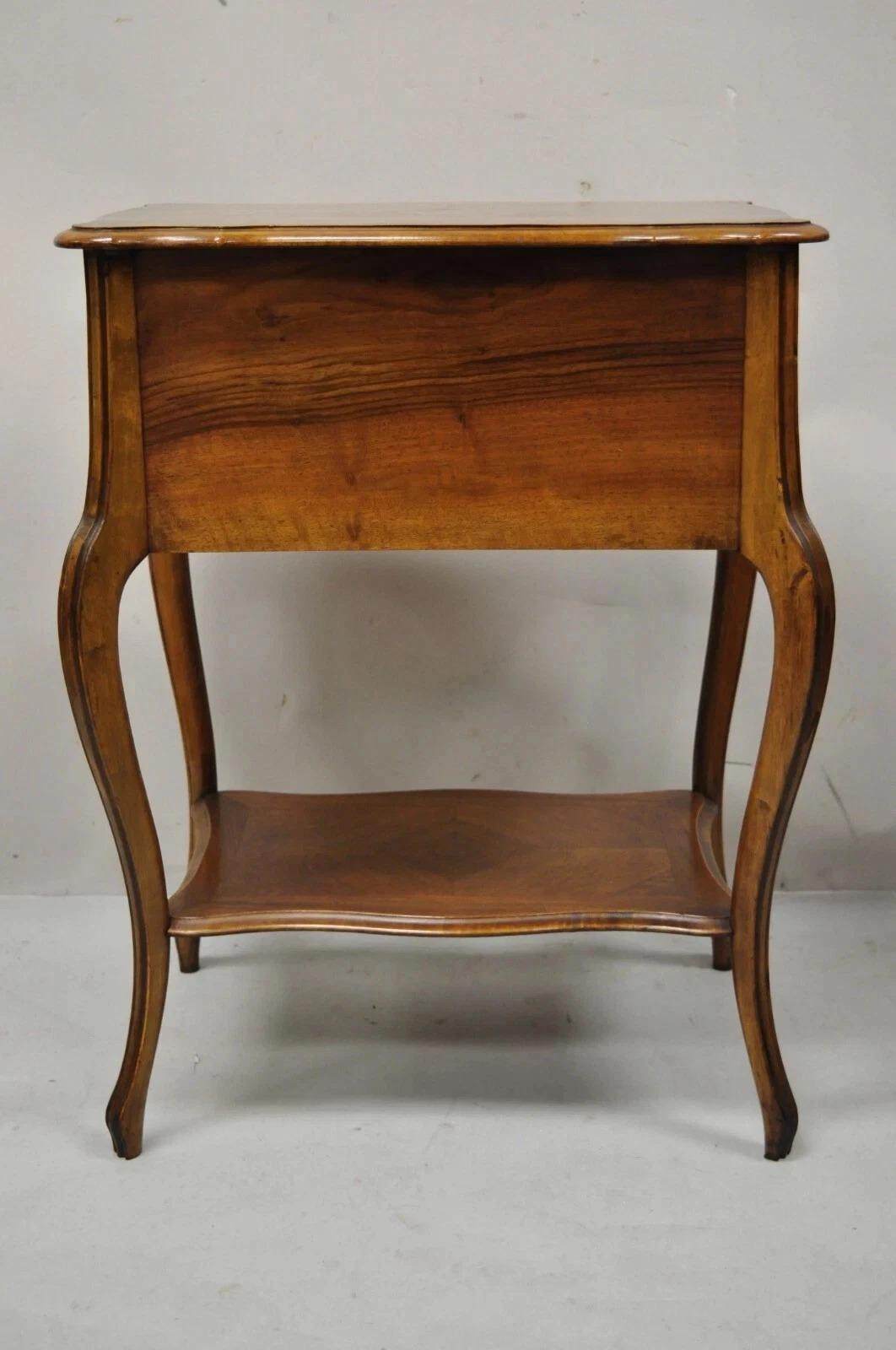 Antique French Victorian Mesa de noche de caoba con tapa abatible en venta 3