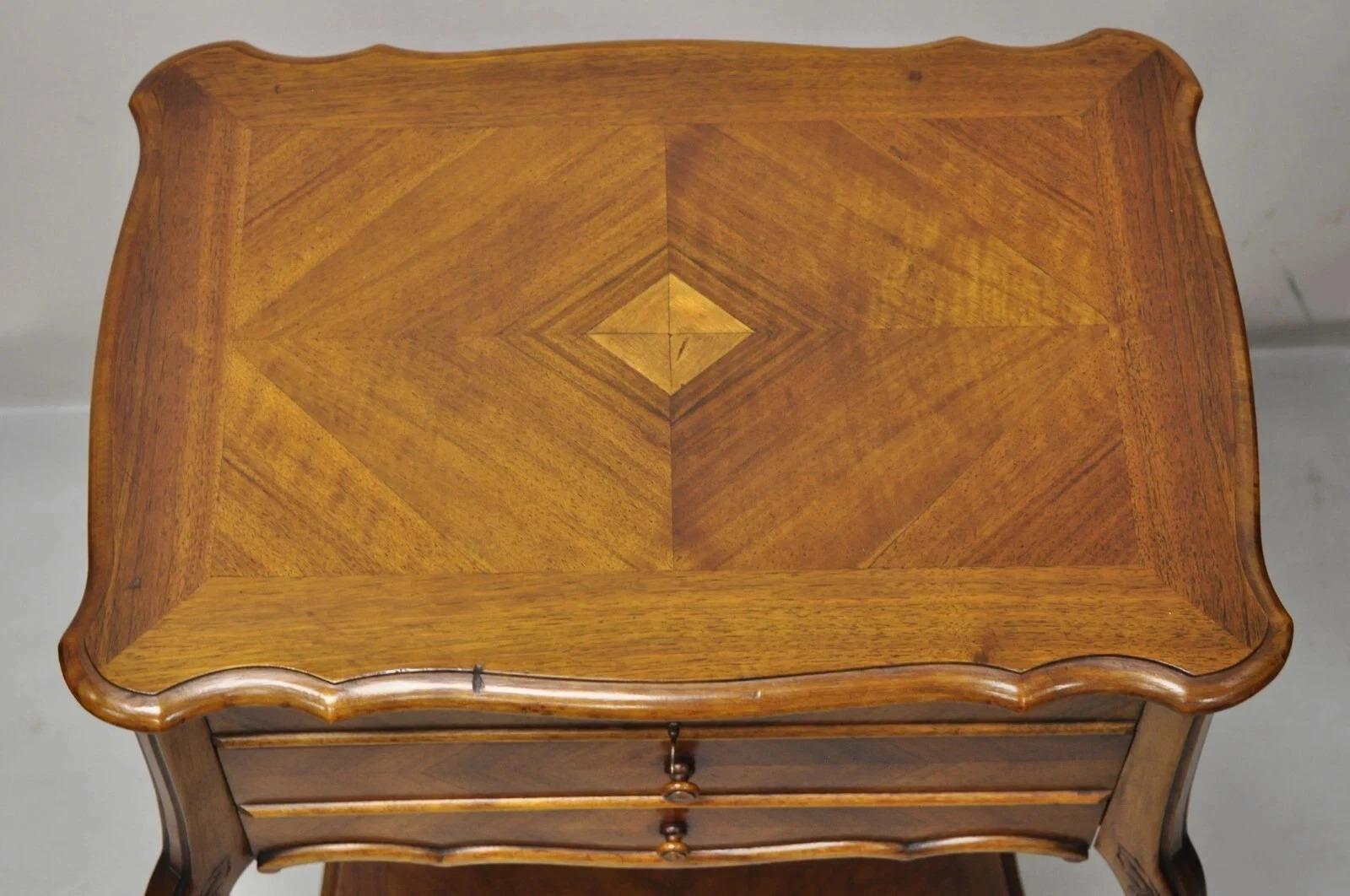 Antique French Victorian Mesa de noche de caoba con tapa abatible Desconocido en venta