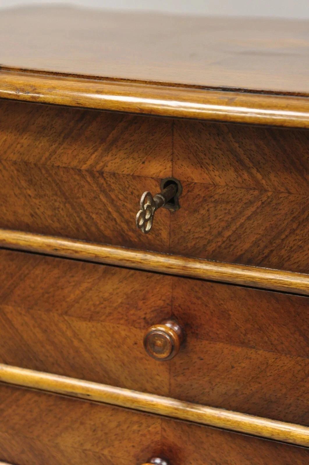 Antique French Victorian Mesa de noche de caoba con tapa abatible en Bueno estado para la venta en Philadelphia, PA