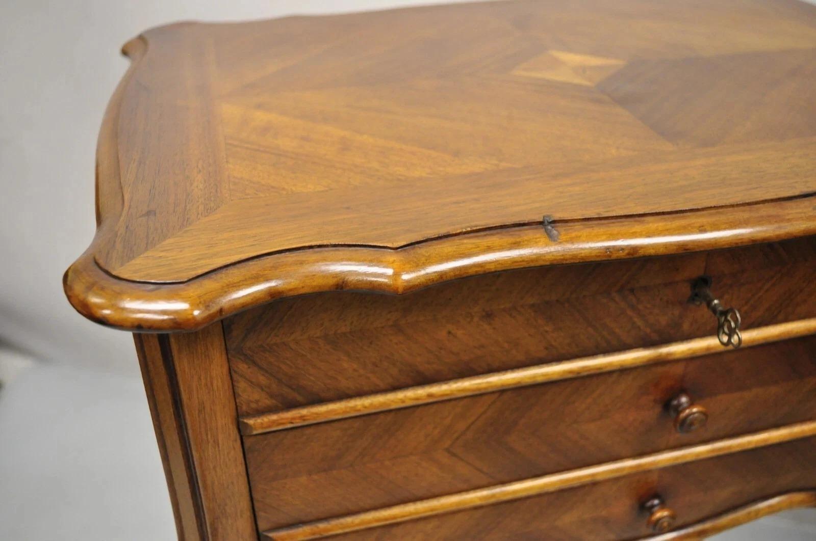 Antique French Victorian Mesa de noche de caoba con tapa abatible Caoba en venta