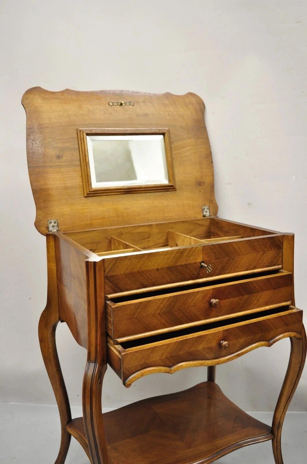 Antique French Victorian Mesa de noche de caoba con tapa abatible en venta 1