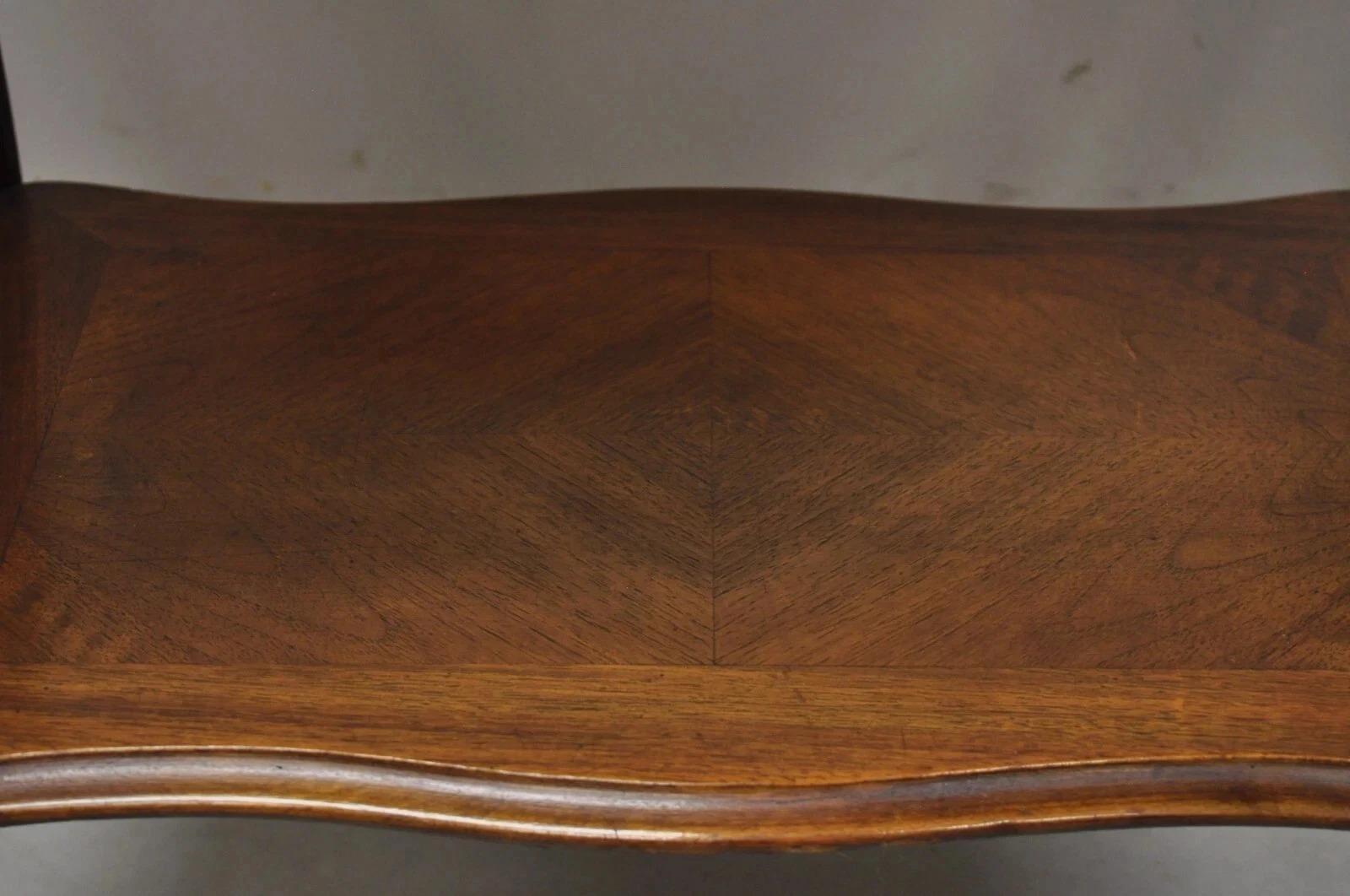 Antique French Victorian Mesa de noche de caoba con tapa abatible en venta 2