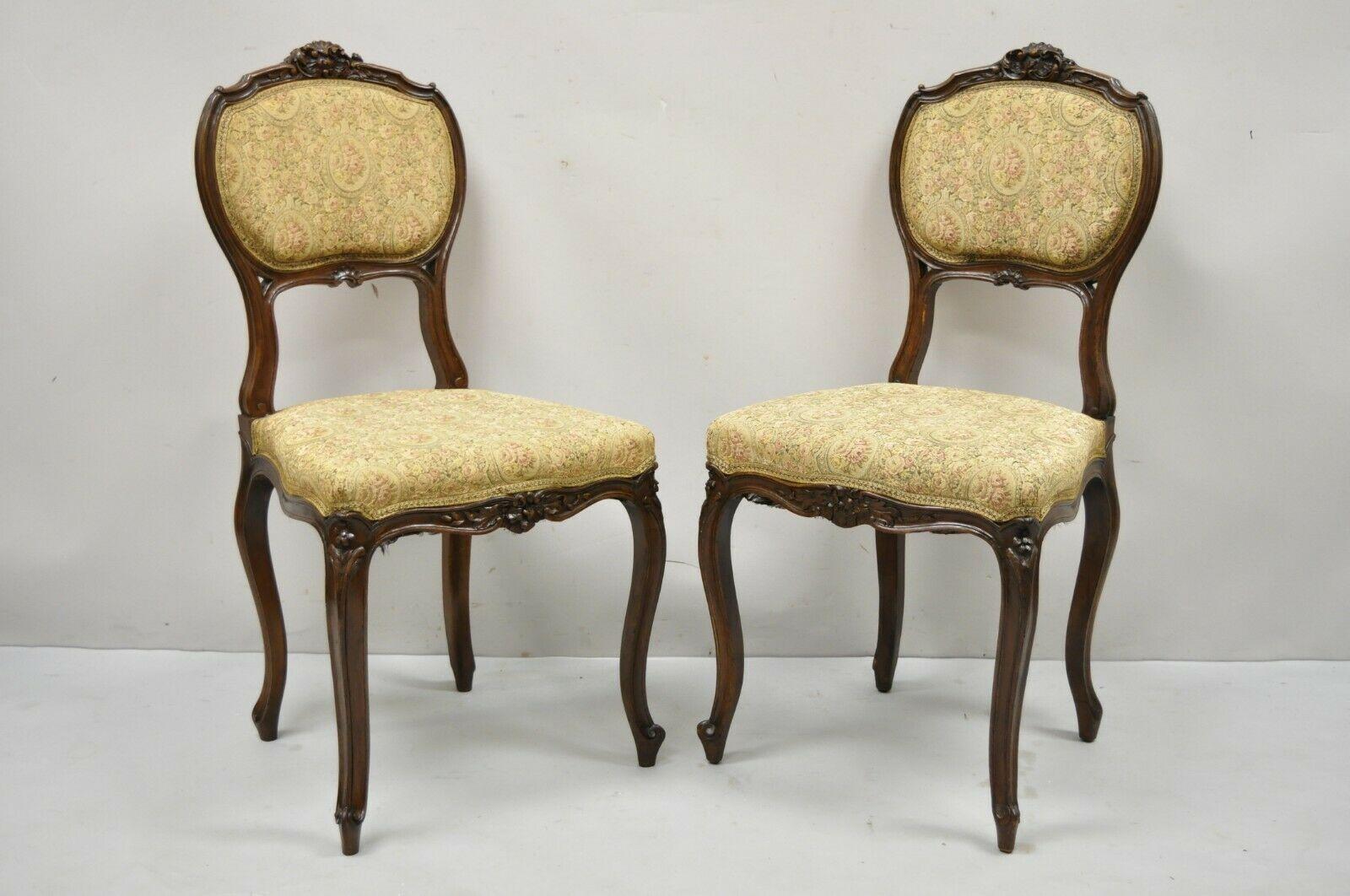 Antike französisch-viktorianische Stühle aus Mahagoni, gepolstert, von J.B. Van Sciver - 4er Set. Set beinhaltet (4) Beistellstühle, Massivholzrahmen, schöne Holzmaserung, schön geschnitzte Details, Originaletikett, sehr schönes antikes Set, toller