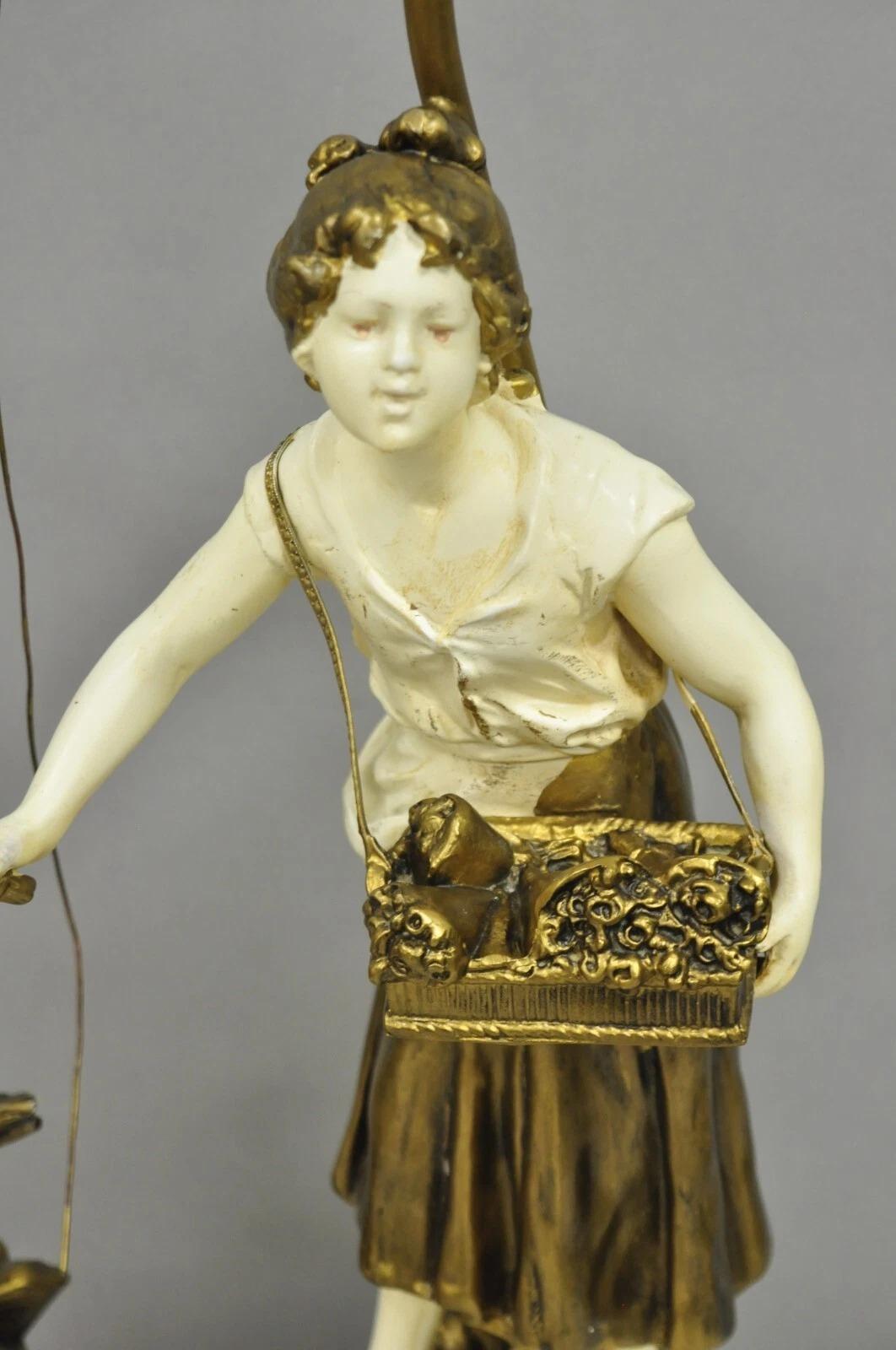 Antique French Victorian Moreau Figural Metall Junge und Mädchen Tischlampen - ein Paar (20. Jahrhundert) im Angebot