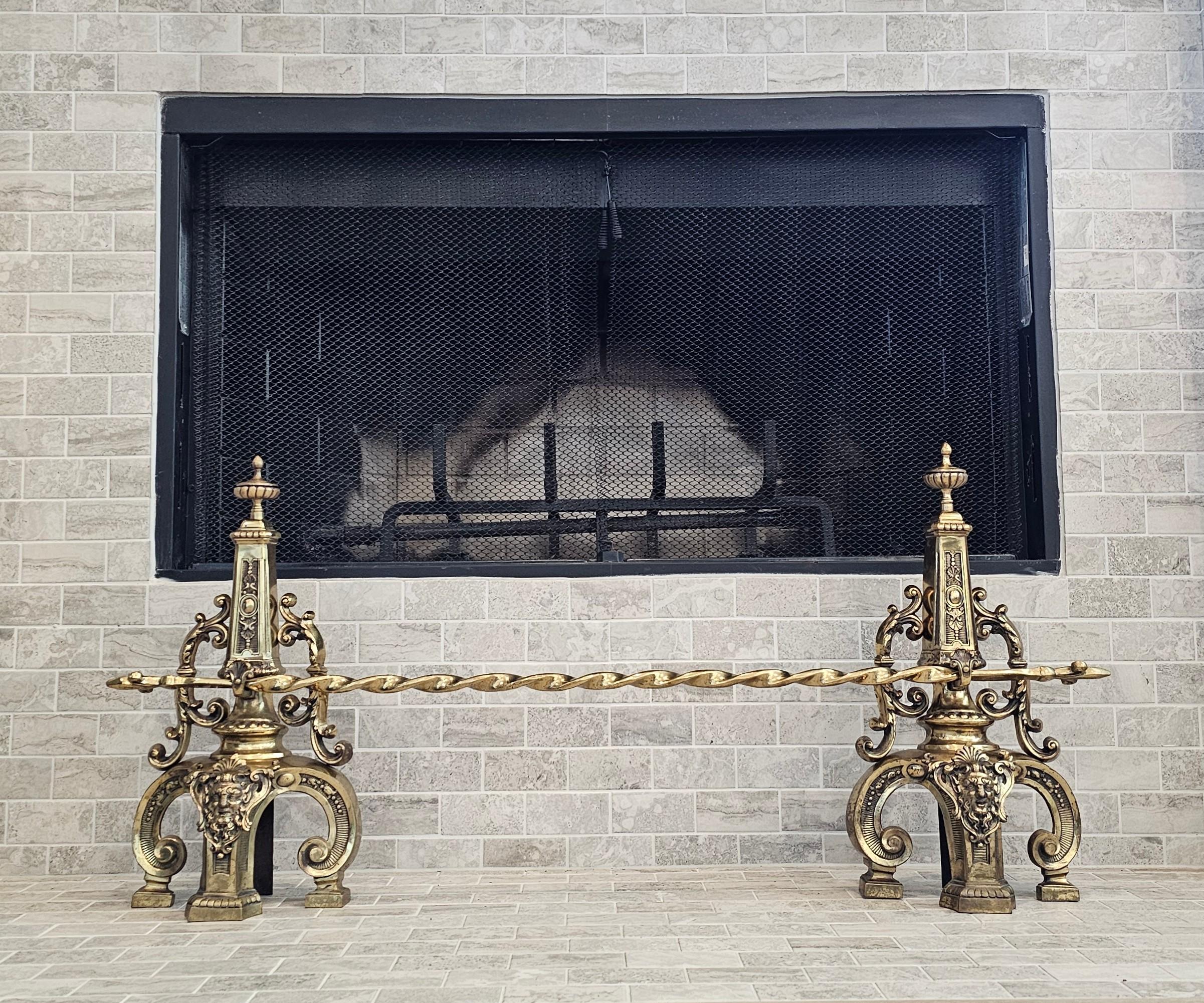 Néo-Renaissance Antique French Victorian Neo-Renaissance Gilt Brass Andirons & Fender Bar Set en vente