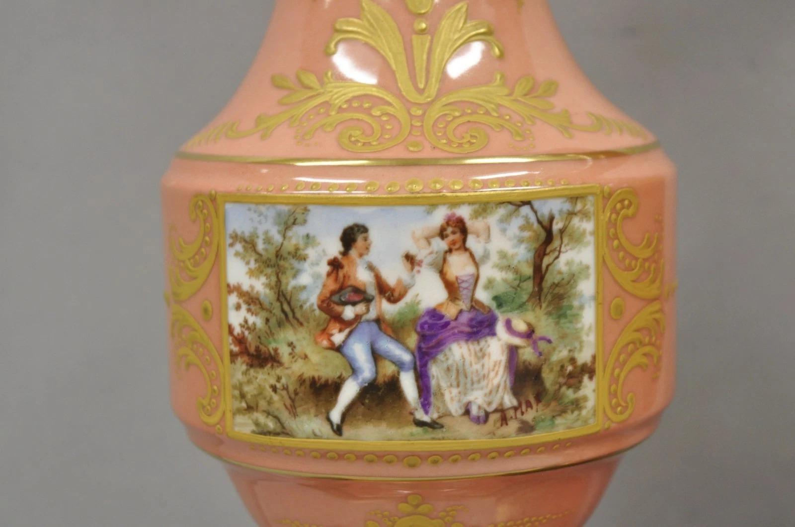 Antique French Victorian Paris Lámparas de Sobremesa de Porcelana Pintada con Figuras de Coral, Pareja en Bueno estado para la venta en Philadelphia, PA