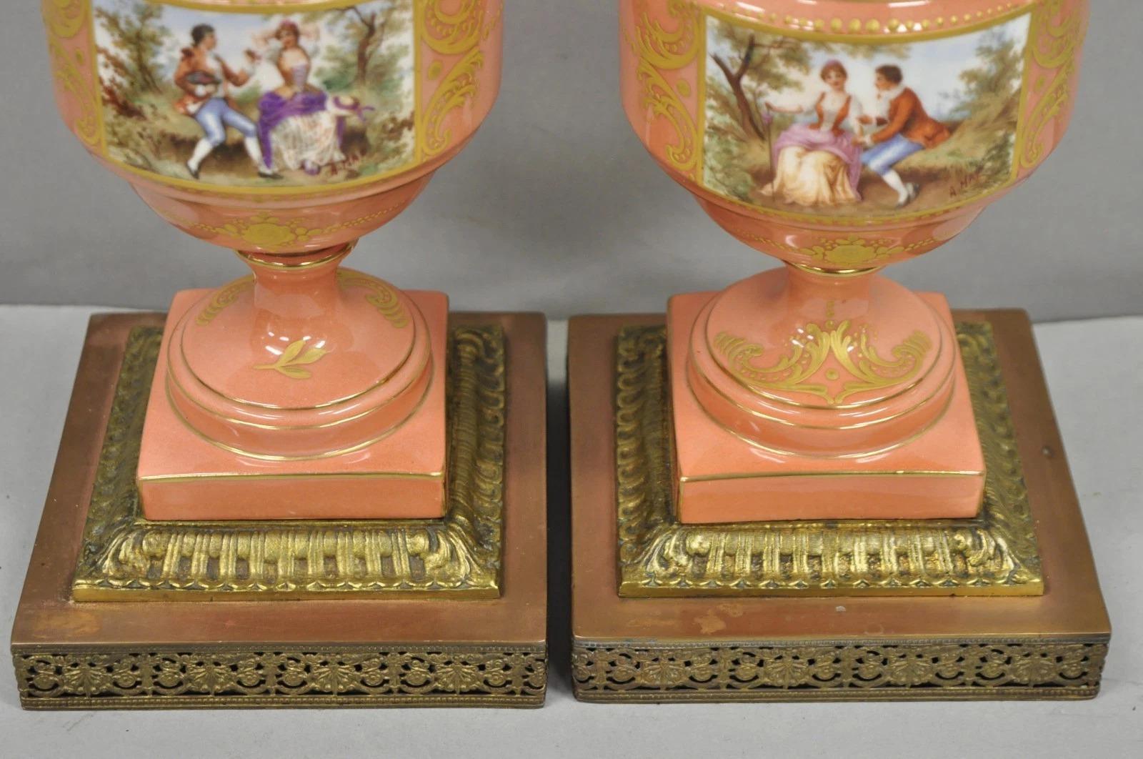 Antique French Victorian Paris Lámparas de Sobremesa de Porcelana Pintada con Figuras de Coral, Pareja Latón en venta
