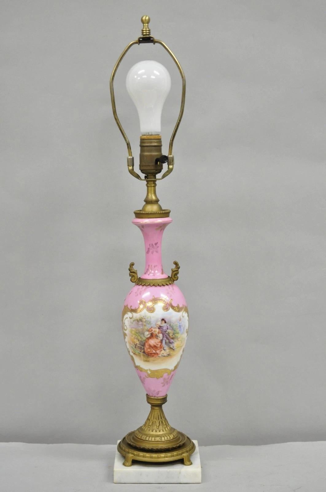 Antique French Victorian Pink Paris Porcelana Pequeña Urna Figural Lámpara de Mesa en venta 4