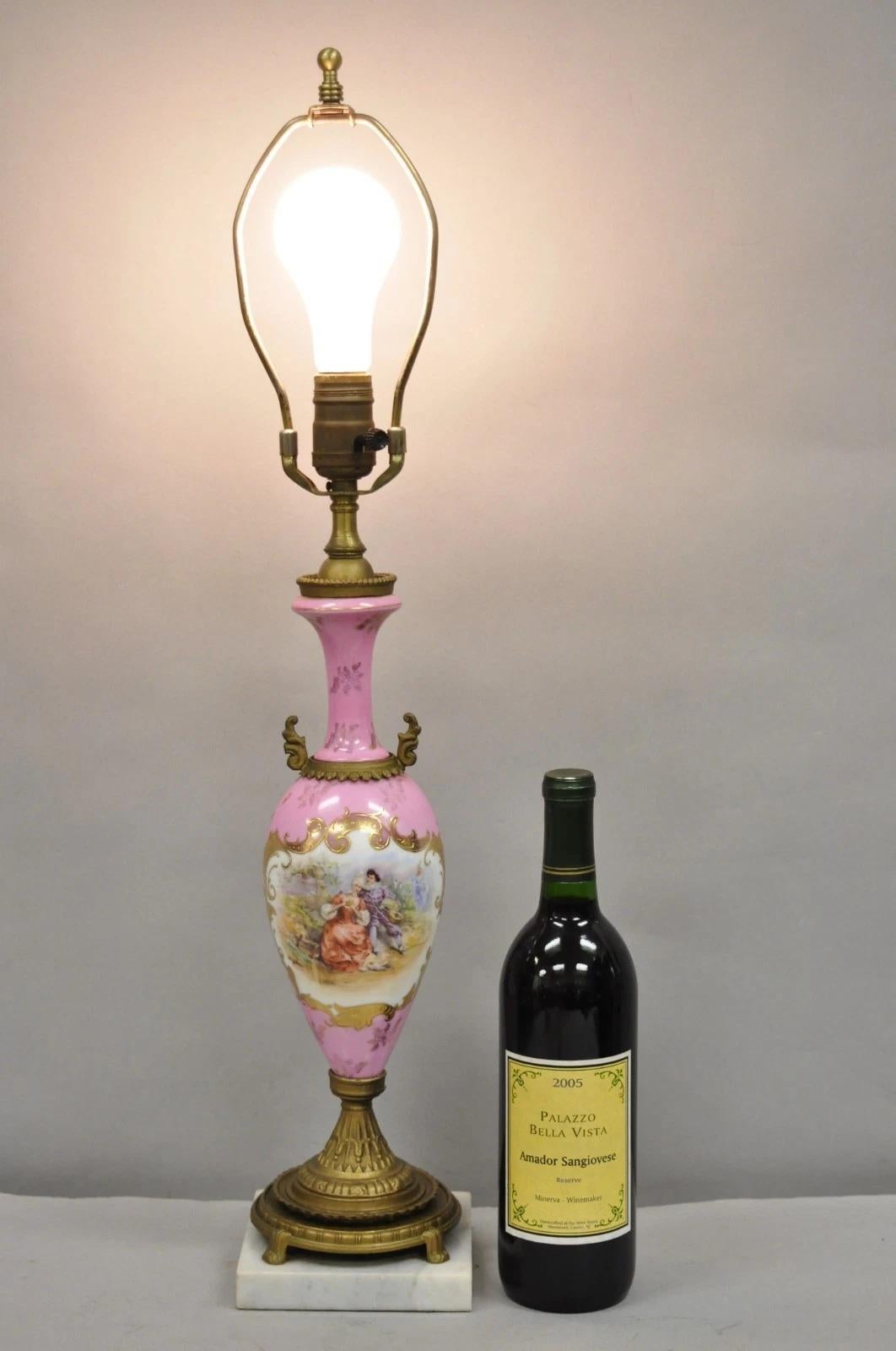 Antique French Victorian Paris Porcelana Rosa Pequeña Urna Pintada a Mano Lámpara de Mesa Montada en Mármol y Bronce. Principios del siglo XX. Medidas: 27