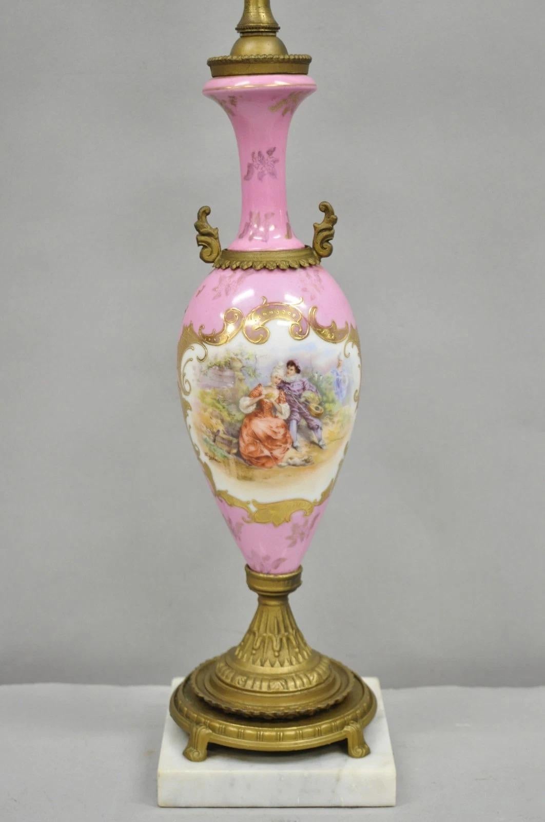 Antique French Victorian Pink Paris Porcelana Pequeña Urna Figural Lámpara de Mesa Victoriano en venta