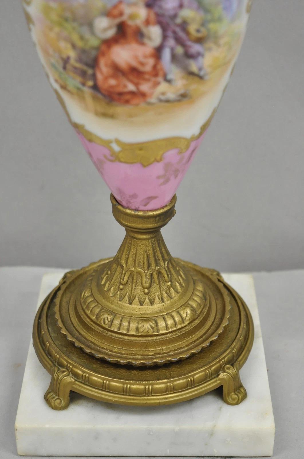 Antique French Victorian Pink Paris Porcelana Pequeña Urna Figural Lámpara de Mesa en Bueno estado para la venta en Philadelphia, PA