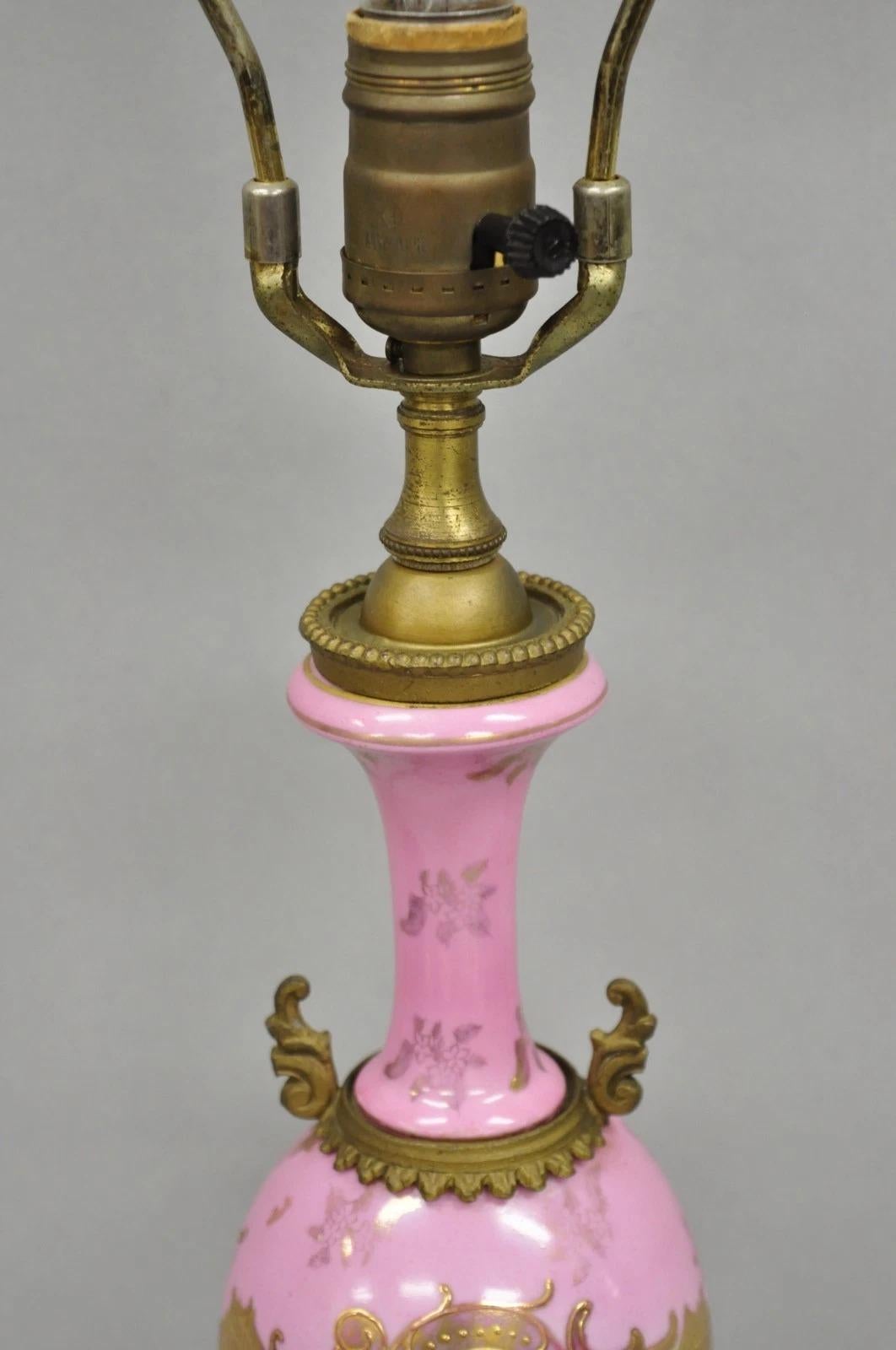 Antique French Victorian Pink Paris Porcelana Pequeña Urna Figural Lámpara de Mesa en venta 1