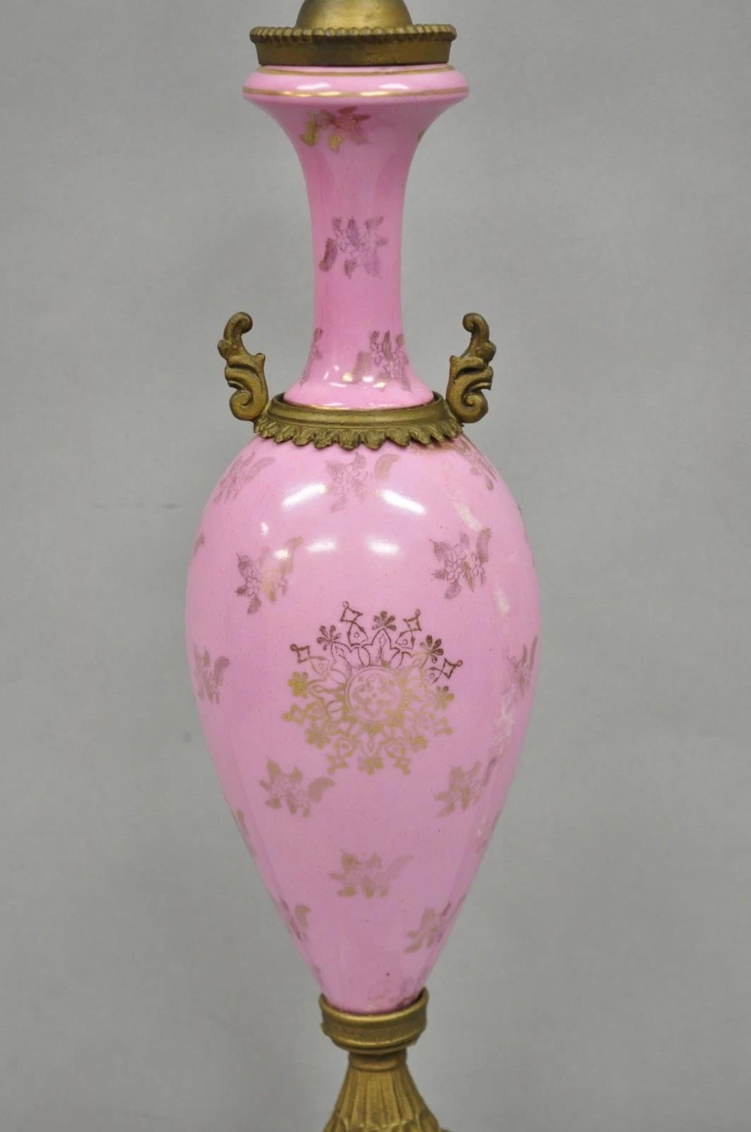 Antique French Victorian Pink Paris Porcelana Pequeña Urna Figural Lámpara de Mesa en venta 2