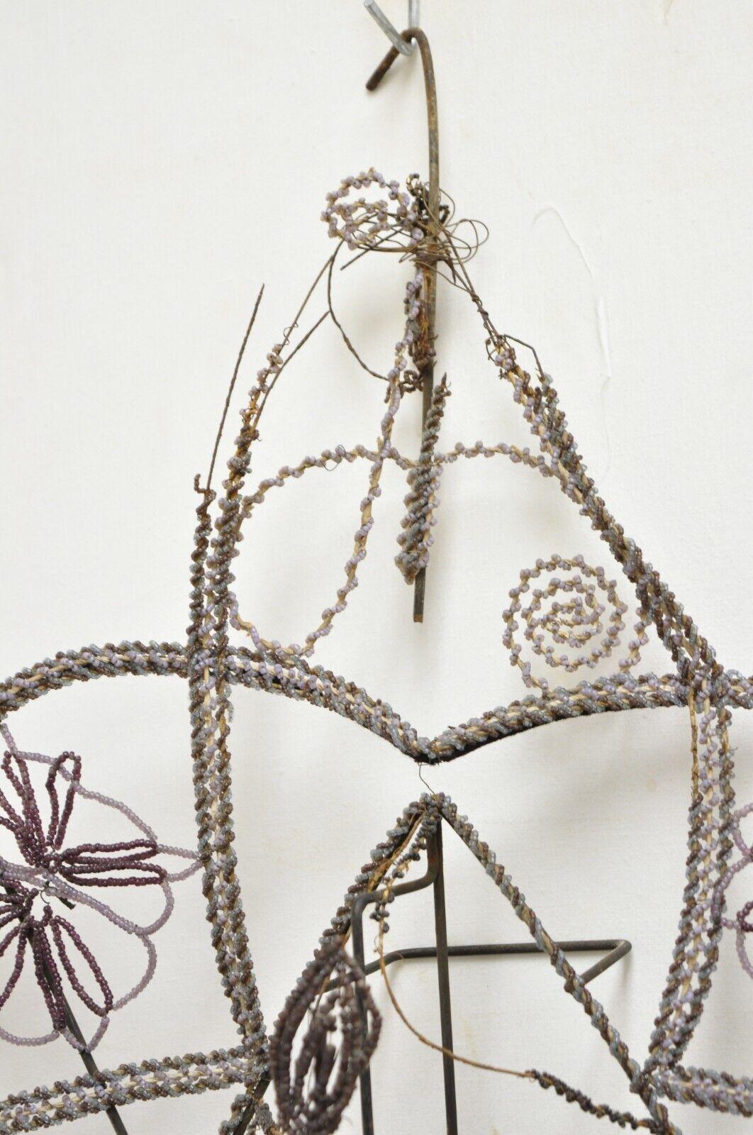 Antique French Victorian Purple Glass Beaded Memorial Wreath Wall Sculpture (Scultura da parete) in vendita 1