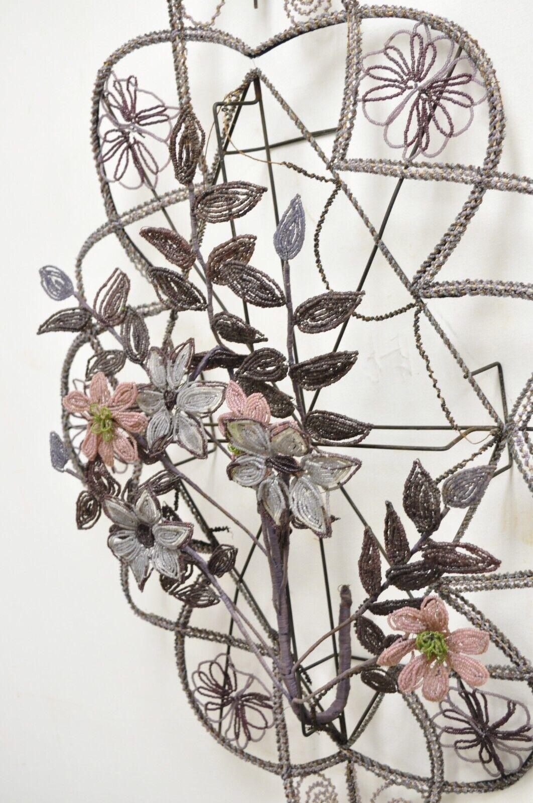 Antique French Victorian Purple Glass Beaded Memorial Wreath Wall Sculpture (Scultura da parete) in vendita 2