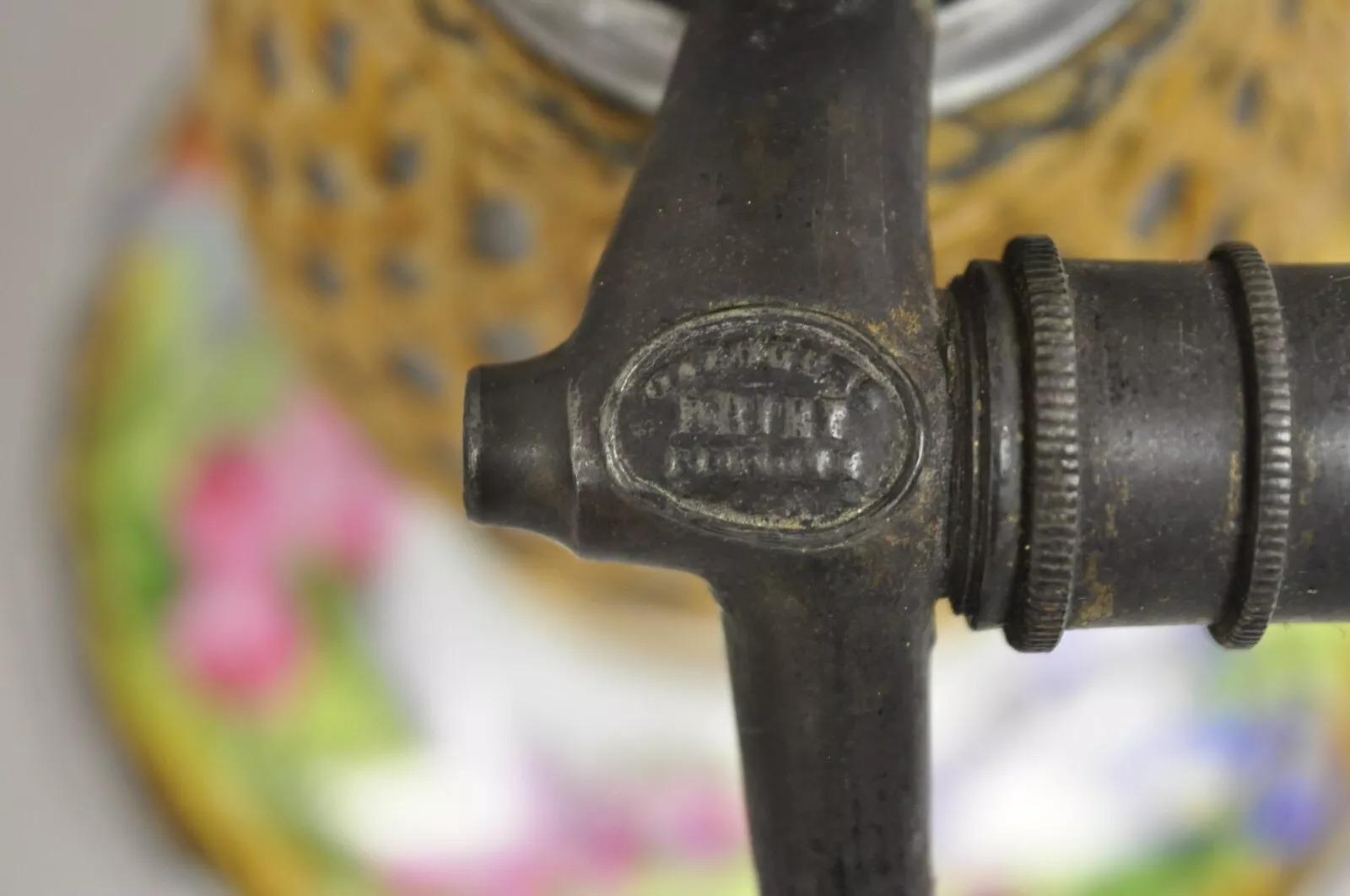 Ancienne lampe de bureau française victorienne en rotin enveloppé de verre soufflé Seltzer Bottle en vente 4