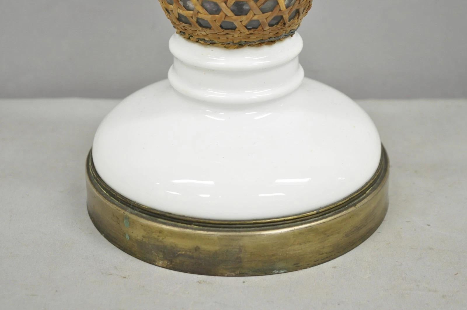 Ancienne lampe de bureau française victorienne en rotin enveloppé de verre soufflé Seltzer Bottle en vente 4