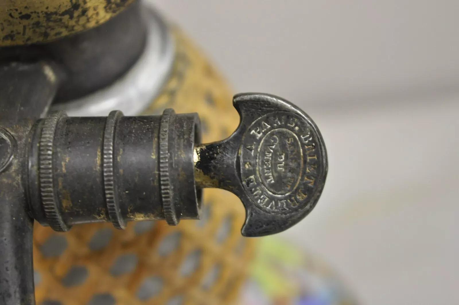 Ancienne lampe de bureau française victorienne en rotin enveloppé de verre soufflé Seltzer Bottle en vente 5