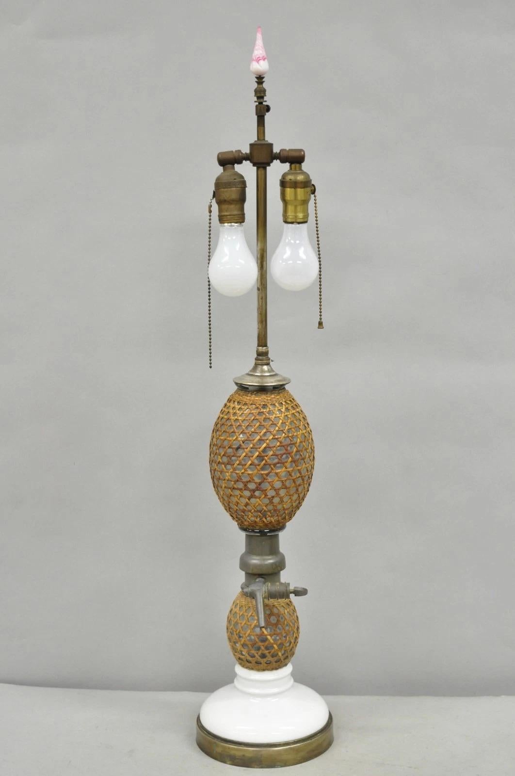Ancienne lampe de bureau française victorienne en rotin enveloppé de verre soufflé Seltzer Bottle en vente 5