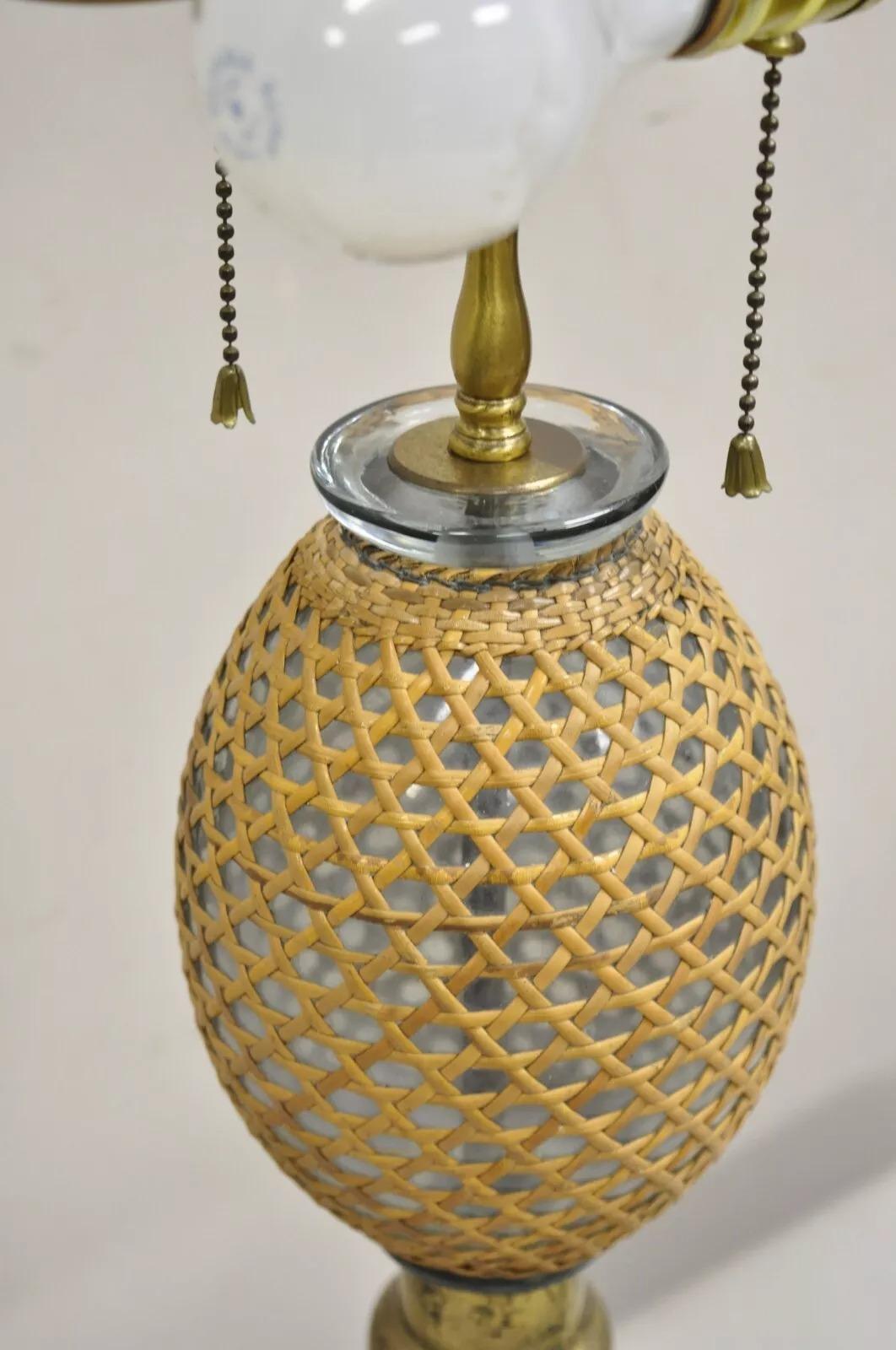 Victorien Ancienne lampe de bureau française victorienne en rotin enveloppé de verre soufflé Seltzer Bottle en vente