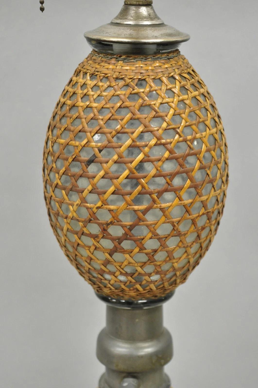 Inconnu Ancienne lampe de bureau française victorienne en rotin enveloppé de verre soufflé Seltzer Bottle en vente