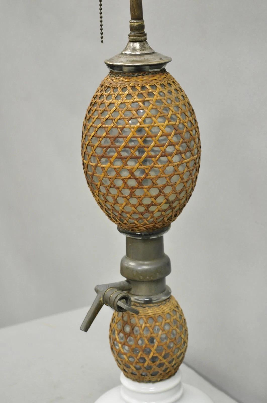 Ancienne lampe de bureau française victorienne en rotin enveloppé de verre soufflé Seltzer Bottle Bon état - En vente à Philadelphia, PA