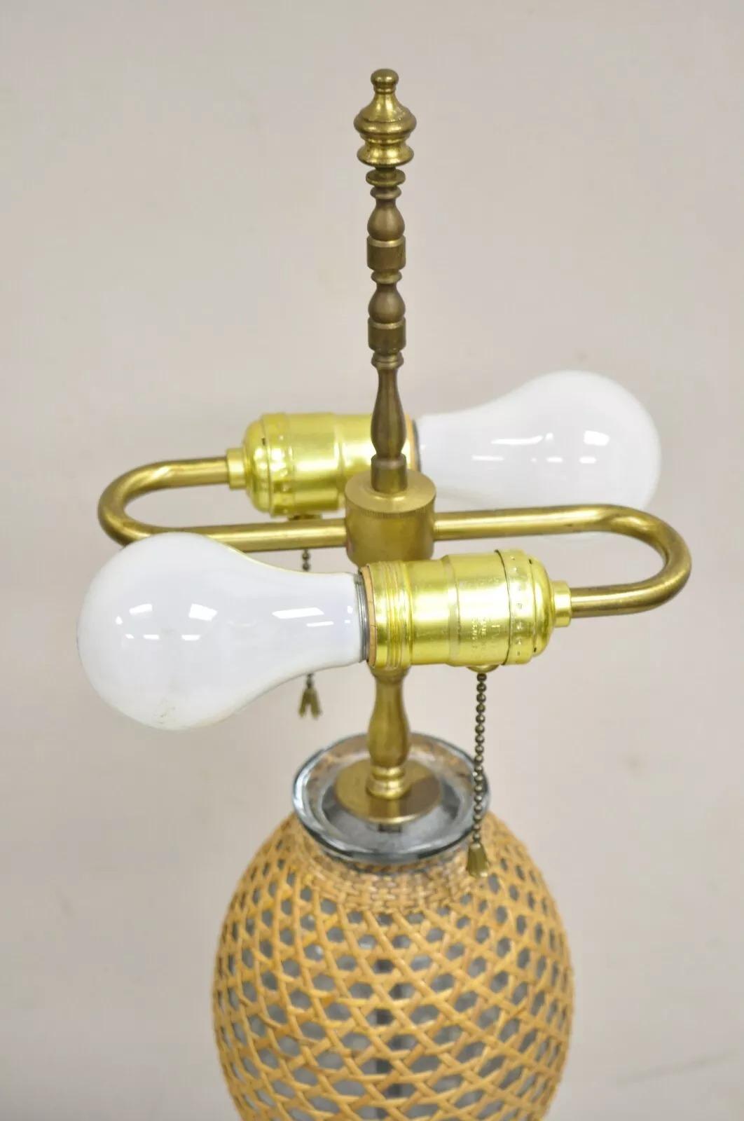 20ième siècle Ancienne lampe de bureau française victorienne en rotin enveloppé de verre soufflé Seltzer Bottle en vente